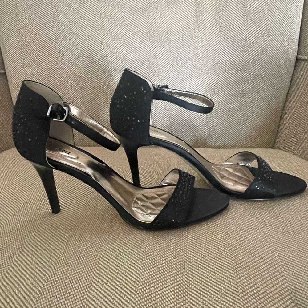 🩷🩵 ALFANI  BLACK SATIN HEELS  W/GEMS. Size  8M